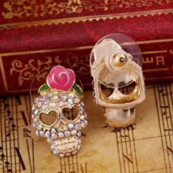 NEW! Skull Rhinestone studs - Picture 8 of 8